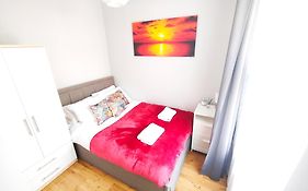 Modern Central Brighton Patio Flat - Free Parking!